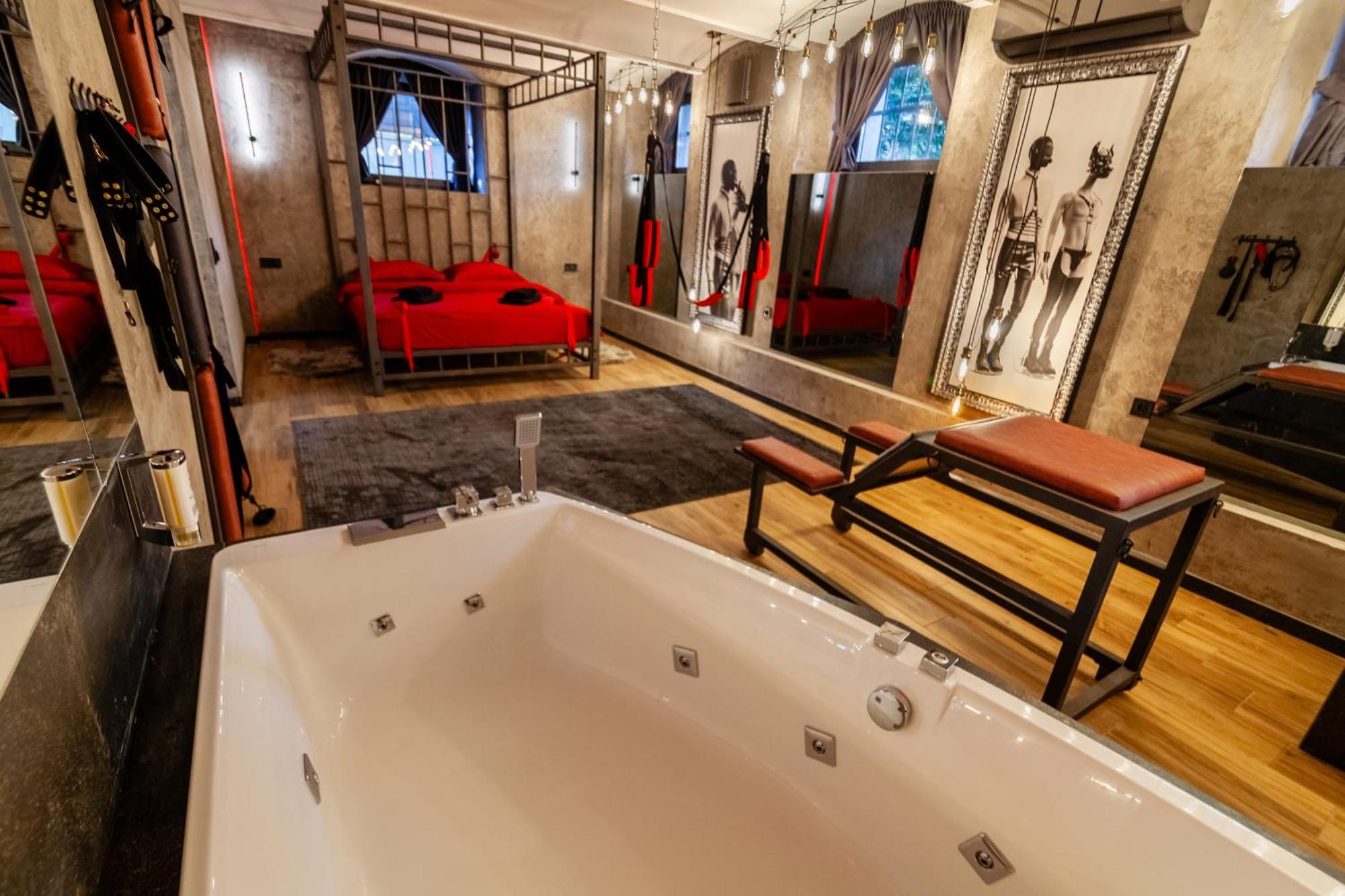 Royal Hot Jucuzzi Apartment Lviv Eksteriør bilde