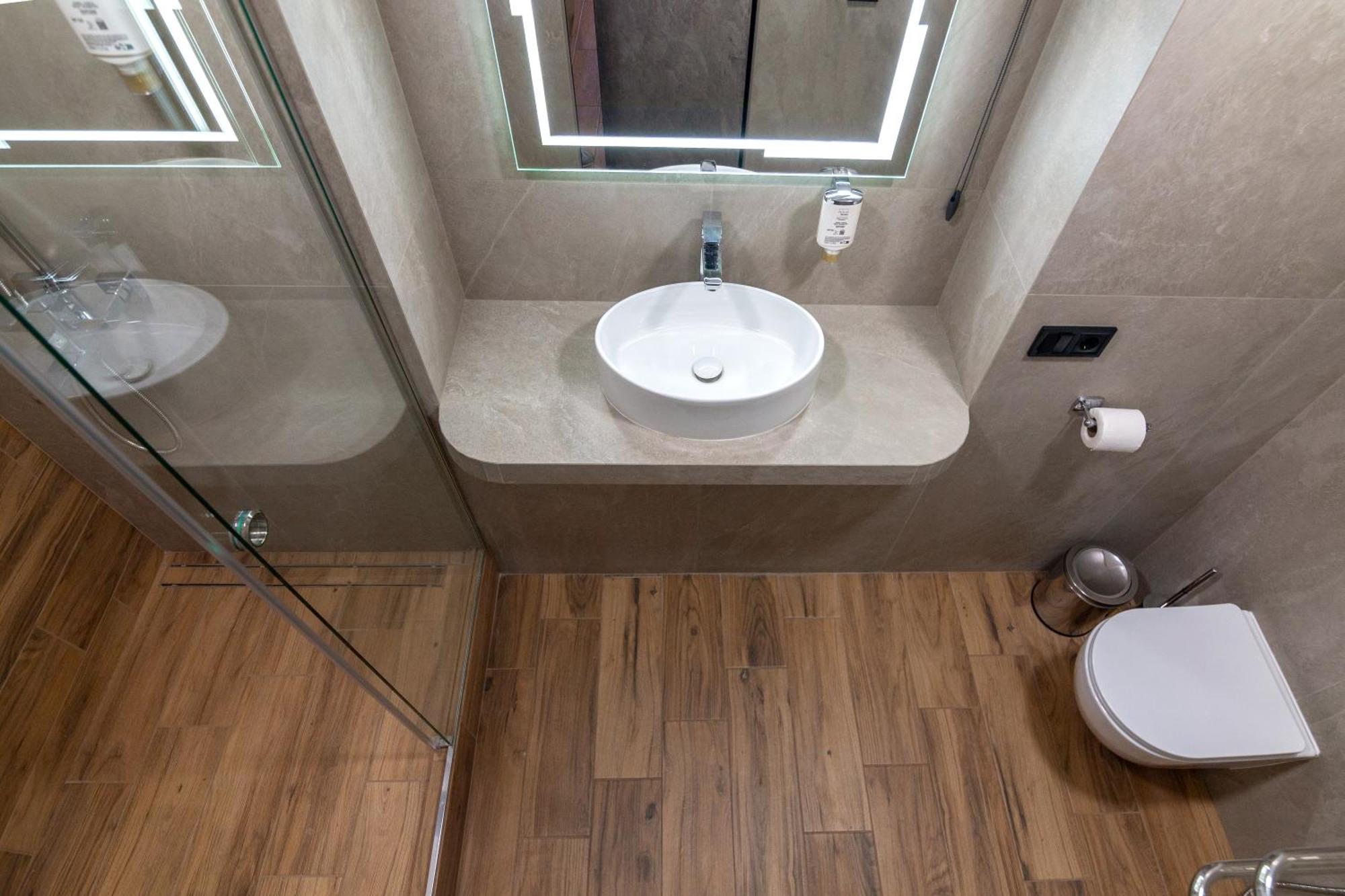 Royal Hot Jucuzzi Apartment Lviv Eksteriør bilde