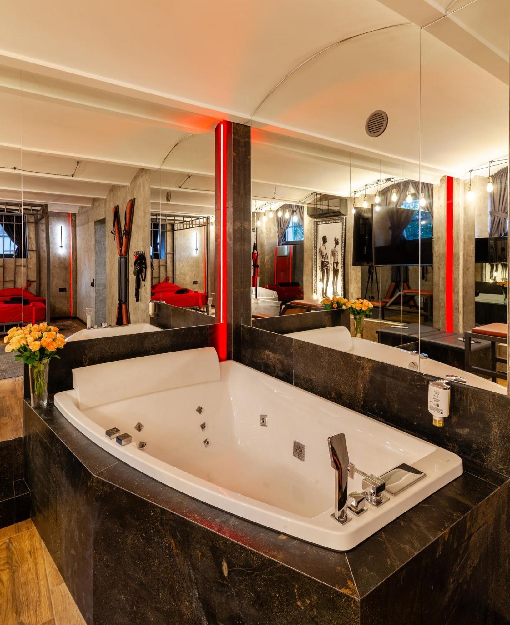 Royal Hot Jucuzzi Apartment Lviv Eksteriør bilde